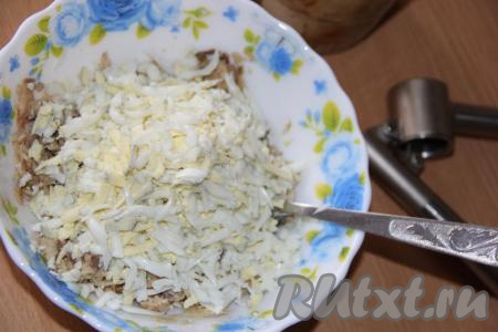 Яйца натереть на тёрке и добавить к рыбным консервам.
