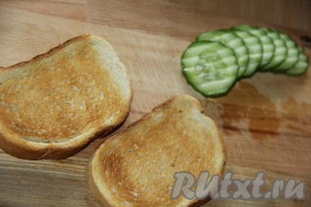 Кусочки белого хлеба​​​​​​​ поджарить с двух сторон на сухой сковороде (или подсушить в тостере).