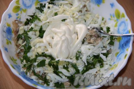 Зелень (укроп или петрушку), вымыть, дать немного обсохнуть, а затем мелко нарезать и вместе с майонезом (советую добавлять не больше 1 столовой ложки майонеза) добавить к рыбным консервам, яйцам и чесноку, перемешать и начинка для бутербродов готова.