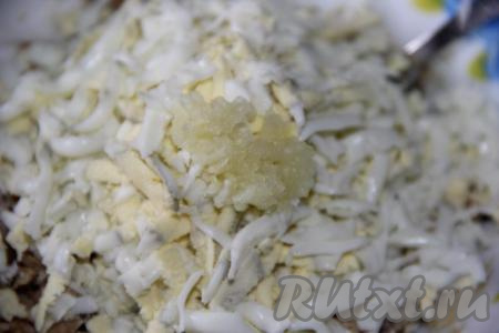 К яйцам и рыбе добавить пропущенный через пресс чеснок