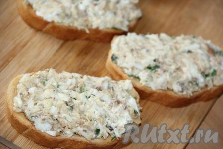 ​​​​​​​​​​​​​​​Намазать каждый подсушенный кусочек хлеба приготовленной начинкой.