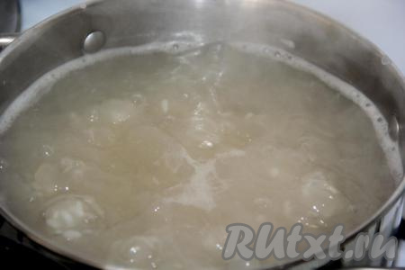 Влить в кастрюлю воду (я варю рис в большом количестве воды), поставить на огонь, слегка посолить и довести до кипения, всыпать рис, снова дать закипеть, а затем варить на небольшом огне минут 15-20 (до готовности). 