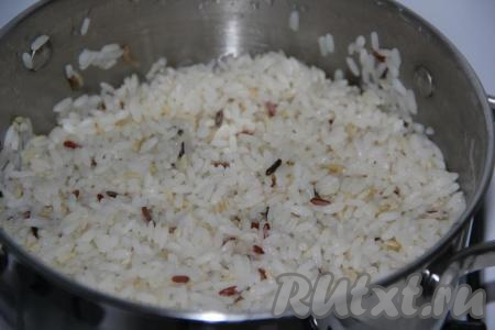 Готовый рис откинуть на сито (или дуршлаг), промыть холодной водой и оставить на пару минут, чтобы стекла лишняя жидкость. Рис получается очень рассыпчатым.