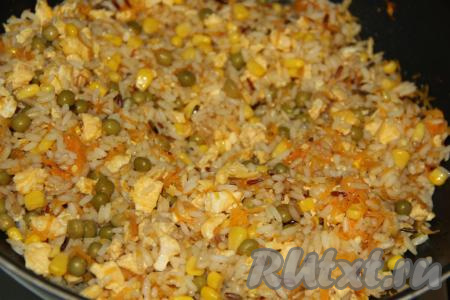 Прогреть блюдо в течение 5 минут на небольшом огне, периодически перемешивая.