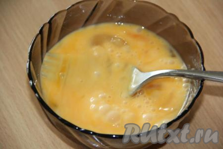 Яйца вбить в миску, слегка посолить, а затем взбить вилкой до однородности.