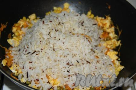 Всыпать в сковороду отваренный рис.