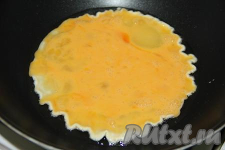 В сковороду влить немного масла и влить яйца, равномерно распределив их по дну сковороды.