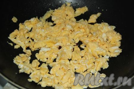 Жарить яйца, перемешивая и разбивая омлет на мелкие части. Я жарила, примерно, 5-7 минут на среднем огне. Переложить обжаренные яйца на тарелку.