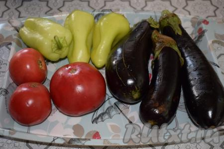 Вымоем и обсушим овощи. У болгарских перцев и баклажанов удалим плодоножки, затем перец очистим от семян.