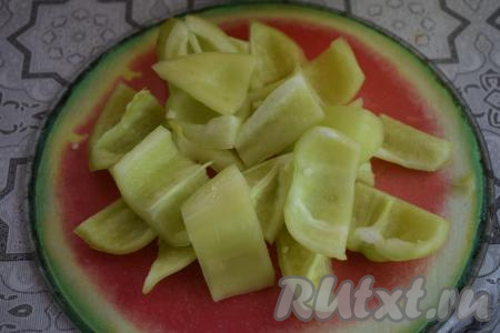 Болгарский перец нарезаем на кусочки среднего размера.