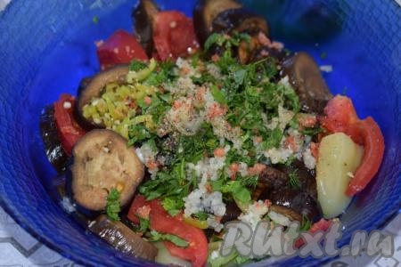 Салат подсаливаем, затем, при необходимости,&nbsp;добавляем чёерный молотый перец и перемешиваем. Даём салату остыть в холодильнике, примерно, 1 час. За это время пару раз перемешиваем.