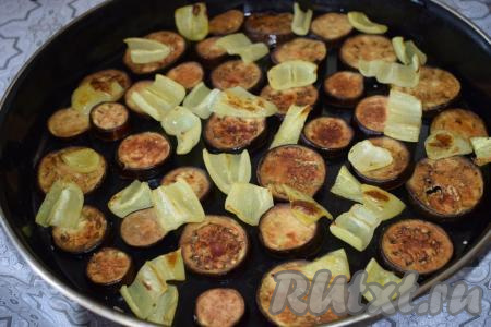 Готовые запечённые овощи достаём из духовки и остужаем до тёплого состояния.