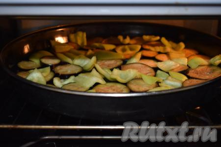 Отправляем противень с овощами в разогретую духовку. Запекаем баклажаны и перец до готовности (примерно, 30 минут) при температуре 180 градусов. Готовые запечённые овощи при надавливании должны быть мягкими.&nbsp;Если у вас есть режим "Гриль", то можно запечь под грилем, как это сделала я, времени на приготовление у меня ушло 20 минут.