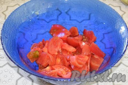 Нарезаем помидоры на дольки и выкладываем в салатник.