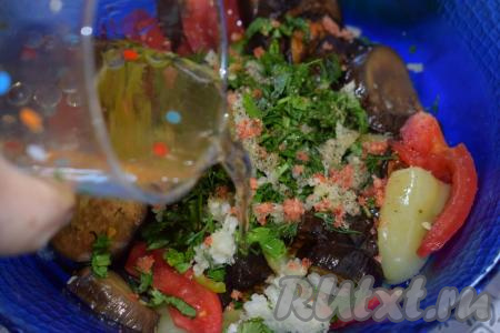 Далее готовим заправку для нашего салата, для этого в стакан наливаем яблочный уксус, добавляем растительное масло и сахар, перемешиваем до растворения крупинок сахара.&nbsp;Наша заправка готова, выливаем её в миску с салатом из свежих помидоров, печёных баклажанов и перцев.