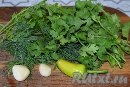 Зелень моем и нарезаем мелко.