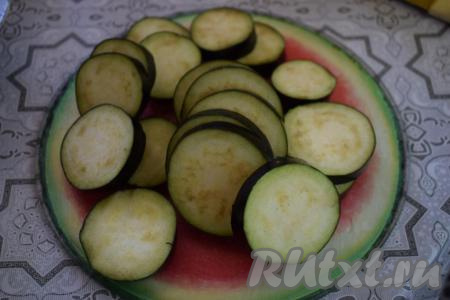 Нарезаем баклажаны на кружочки толщиной, примерно, 0,8 см.