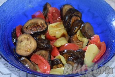 Далее к помидорам добавляем наши запечённые баклажаны и перцы.