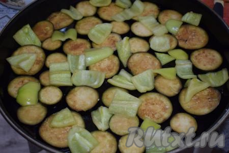 Выкладываем баклажаны и перец на противень.