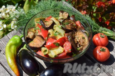 Наш замечательный салат с помидорами, печёными баклажанами и перцем готов. Он получается очень сочным, насыщенным, ароматным, остреньким и таким вкусным!&nbsp;
