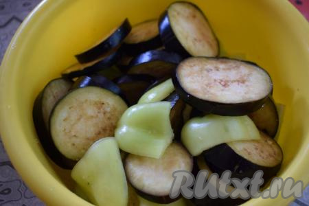 Складываем в глубокую миску нарезанные баклажаны и болгарский перец, солим их по вкусу и даём постоять, примерно, 10 минут. Баклажаны дадут сок, который по прошествии времени надо будет слить.