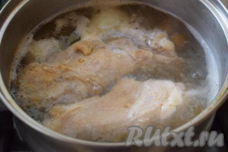 Вынимаем из бульона лук и морковь (они нам больше не понадобятся) и выключаем огонь. Наш бульон из крыла индейки готов. Накроем его крышкой и дадим настояться минут 10-15. Из такого бульона можно варить различные супы, а можно просто подать его с яйцом и зеленью, как это сделала я.