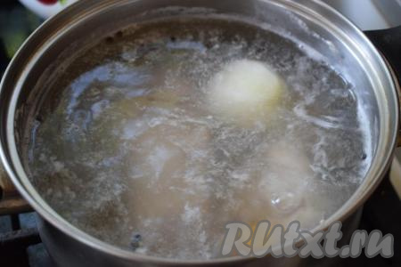 Варим бульон из крыла индейки на медленном огне, примерно, 1,5 часа, накрыв кастрюлю крышкой.