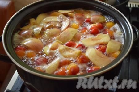 Даём компоту из алычи и яблок закипеть, а затем варим на среднем огне минут 5-7.