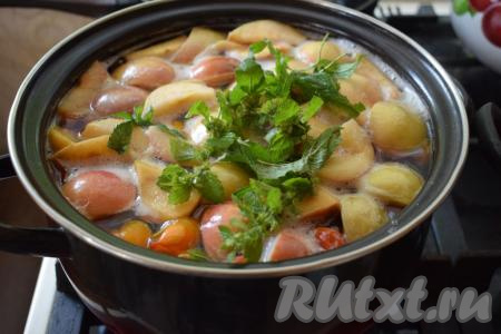 Затем выкладываем в компот листочки мяты и, если нужно, добавляем сахар по вкусу, варим ещё 1&nbsp;минуту.