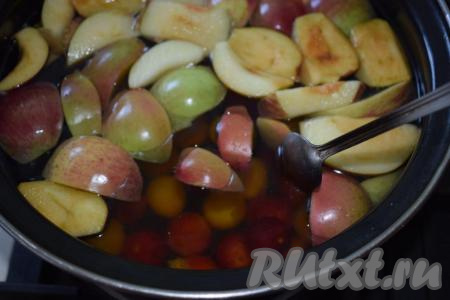 Алыча сначала опускается на дно, а яблоки, наоборот, всплывают на поверхность.