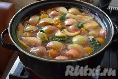 Выключаем огонь и даём нашему домашнему компоту из алычи и яблок настояться около 30 минут.