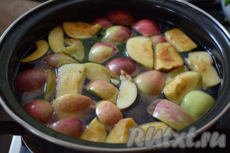 В кипящую воду выкладываем алычу и нарезанные яблоки.
