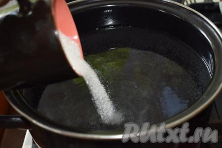 Когда вода начнёт закипать, добавляем в неё сахар и размешиваем.