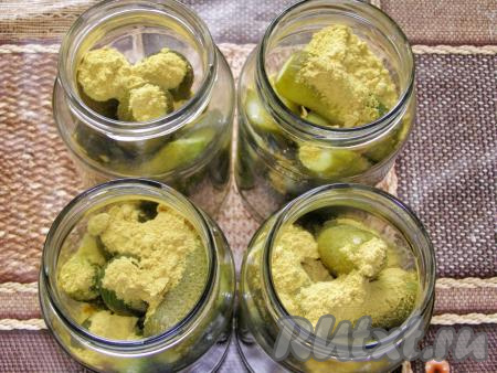 В каждую банку кладём по 1 столовой ложке сухой горчицы.