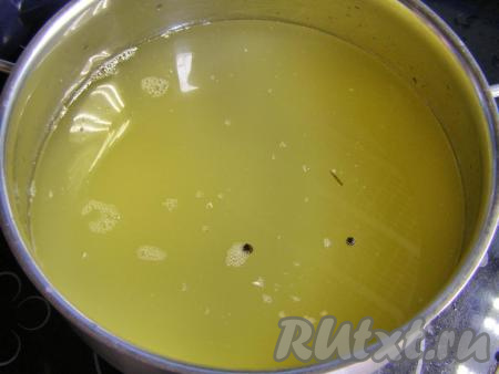 Через три дня на поверхности рассола&nbsp;образуется плёночка. Аккуратно её удаляем, рассол из банок сливаем в кастрюлю и доливаем 100-200 мл воды. Доводим рассол до кипения, варим 5 минут, снимая пену.