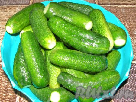 Огурцы тщательно моем и замачиваем в холодной воде в эмалированном тазу на 5-6 часов (можно на ночь). Затем ополаскиваем огурцы и отрезаем кончики с двух сторон.