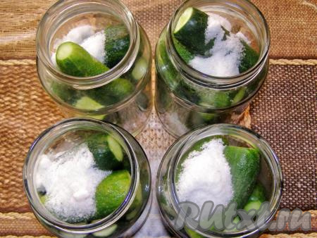 В каждую банку кладём по 1 столовой ложке соли.