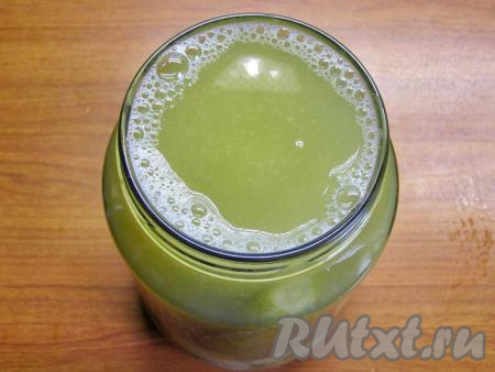 Заливаем горячим рассолом огурцы, закручиваем крышками (или закатываем с помощью ключа) и ставим вверх дном, оставляем до полного остывания.