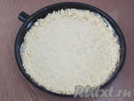 Возьмите форму с бортиками, смажьте тонким слоем (примерно, 0,5 столовой ложки). Достаньте миску с крошкой из холодильника. Выложите 2/3 крошки в форму и придавите ладонью, не забывая формировать небольшой бортик.