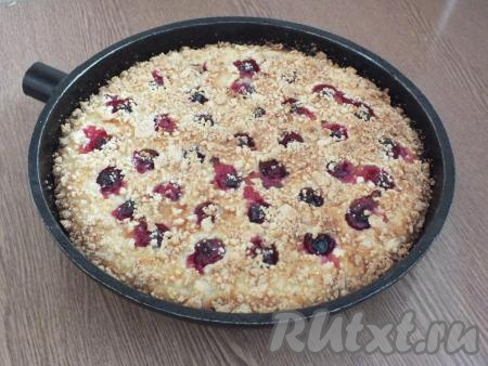 По истечении времени достаньте королевскую ватрушку с творогом и вишней из духовки. Она будет красивого золотистого цвета. Охладите в форме в течение&nbsp;10 минут.