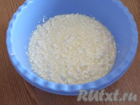 Перемешайте творожную массу ложкой до однородности (при желании, можно пробить погружным блендером).&nbsp;