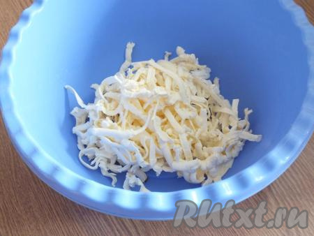 Теперь займёмся тестом. Достаньте из холодильника сливочное масло и натрите его на крупной тёрке в миску.