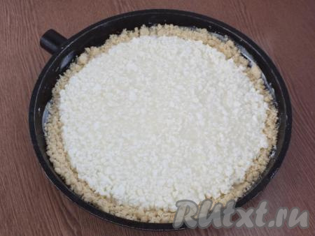 На тесто выложите творожную начинку, не заходя на бортики.