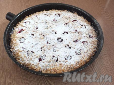 Еще теплый пирог обильно посыпьте сахарной пудрой и дайте полностью остыть.