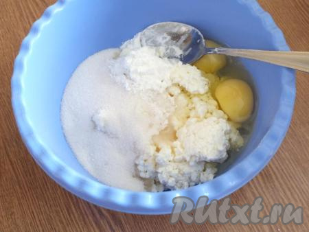 В отдельной миске смешайте творог, 1/2 стакана сахара, яйца, ванилин и крахмал.