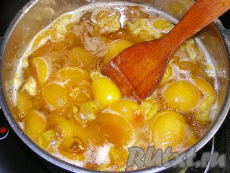 Во время варки снимаем с варенья пену и аккуратно перемешиваем. Через 15 минут убираем абрикосовое варенье с огня и оставляем на 3-4 часа (даём полностью остыть).