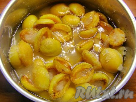 В кастрюлю с абрикосами вливаем воду, ставим на средний огонь. После закипания уменьшаем огонь до минимального и варим минут 15.