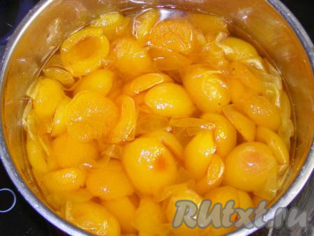 Когда варенье остынет, ставим его на сильный огонь, снова даём закипеть. Затем варим, снимая пену и иногда перемешивая, на слабом огне ещё 5 минут и снимаем с огня. Второй раз оставляем варенье полностью остыть и пропитаться сиропом (часа на 3-4).