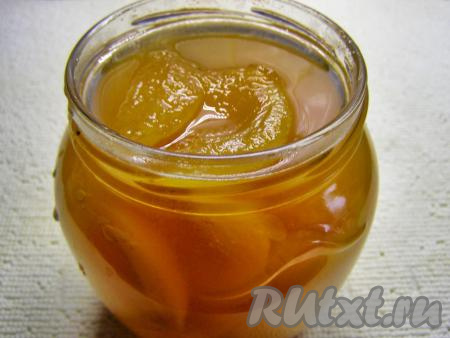 Немного уменьшаем огонь и раскладываем кипящее варенье по простерилизованным банкам. Закрываем прокипячёнными крышками, переворачиваем. По желанию, банки с вареньем можно укутать одеялом или пледом, но это необязательно.