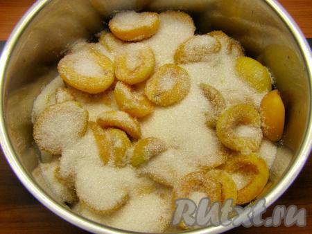 В кастрюлю, в которой будете варить варенье, складываем половинки абрикосов, пересыпаем их сахаром и оставляем часа на 2. Перемешивать в течение этого времени абрикосы не надо, чтобы не помять плоды, но иногда встряхиваем кастрюлю. Через пару часов абрикосы должны пустить сок.